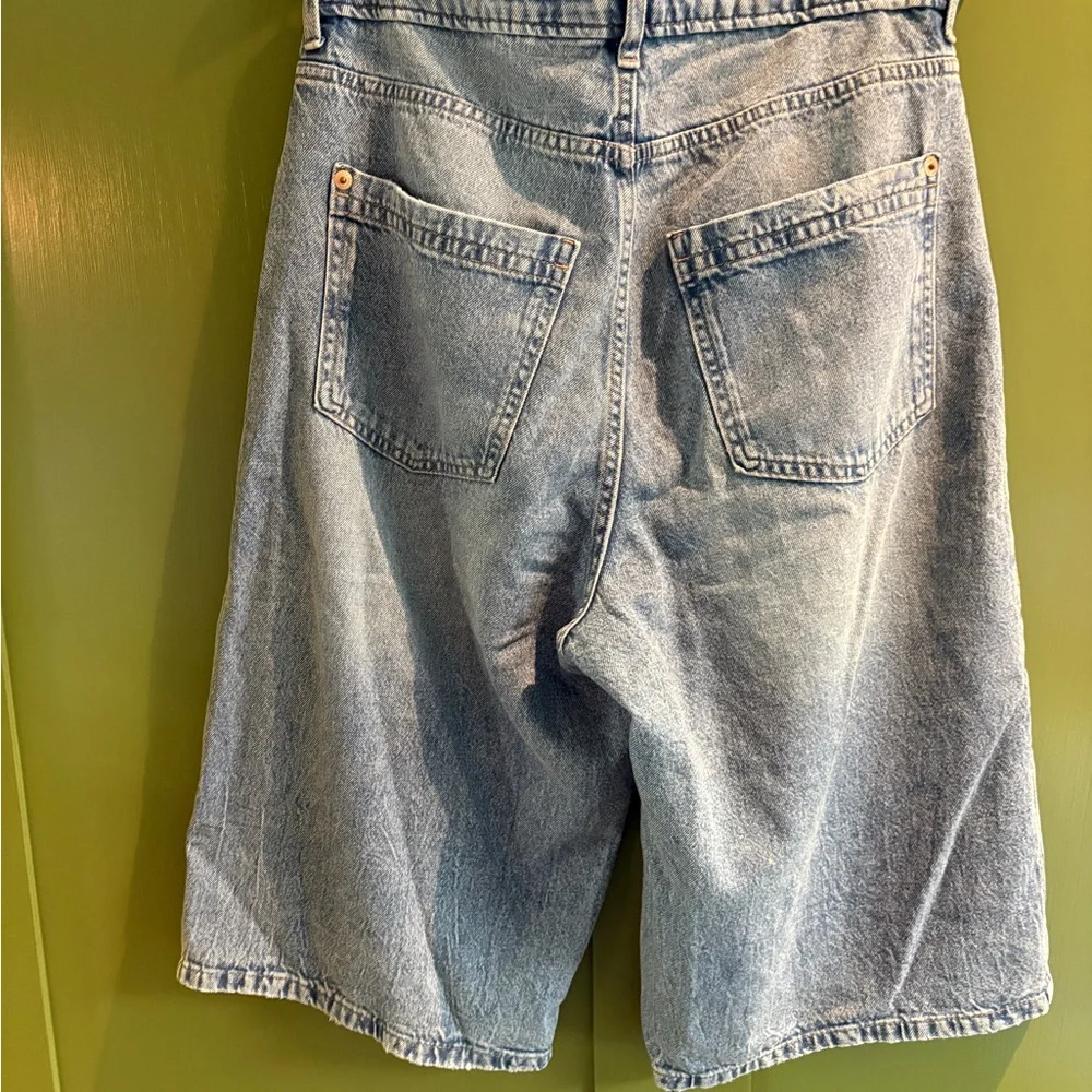 H&M light wash denim baggy shorts size 6